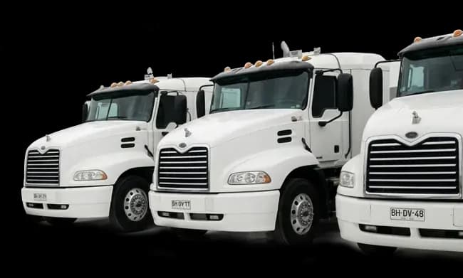 Camiones Mack de Transelva preparados para transporte de contenedores en Chile