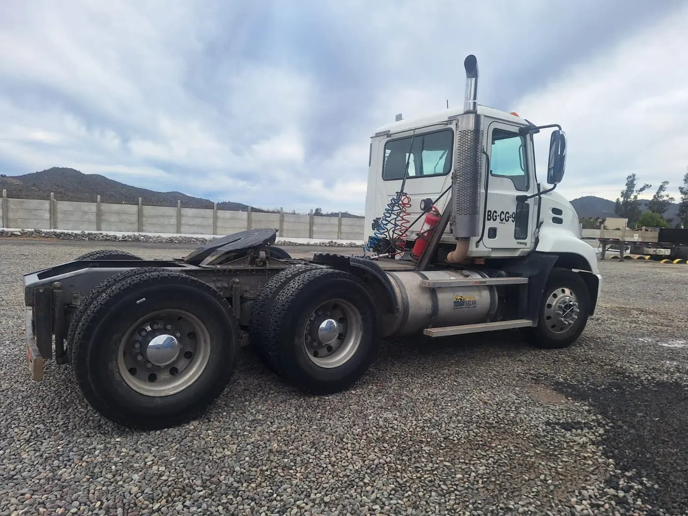 Mack CXN 613 patente BGCG-99 vista diagonal costado derecho