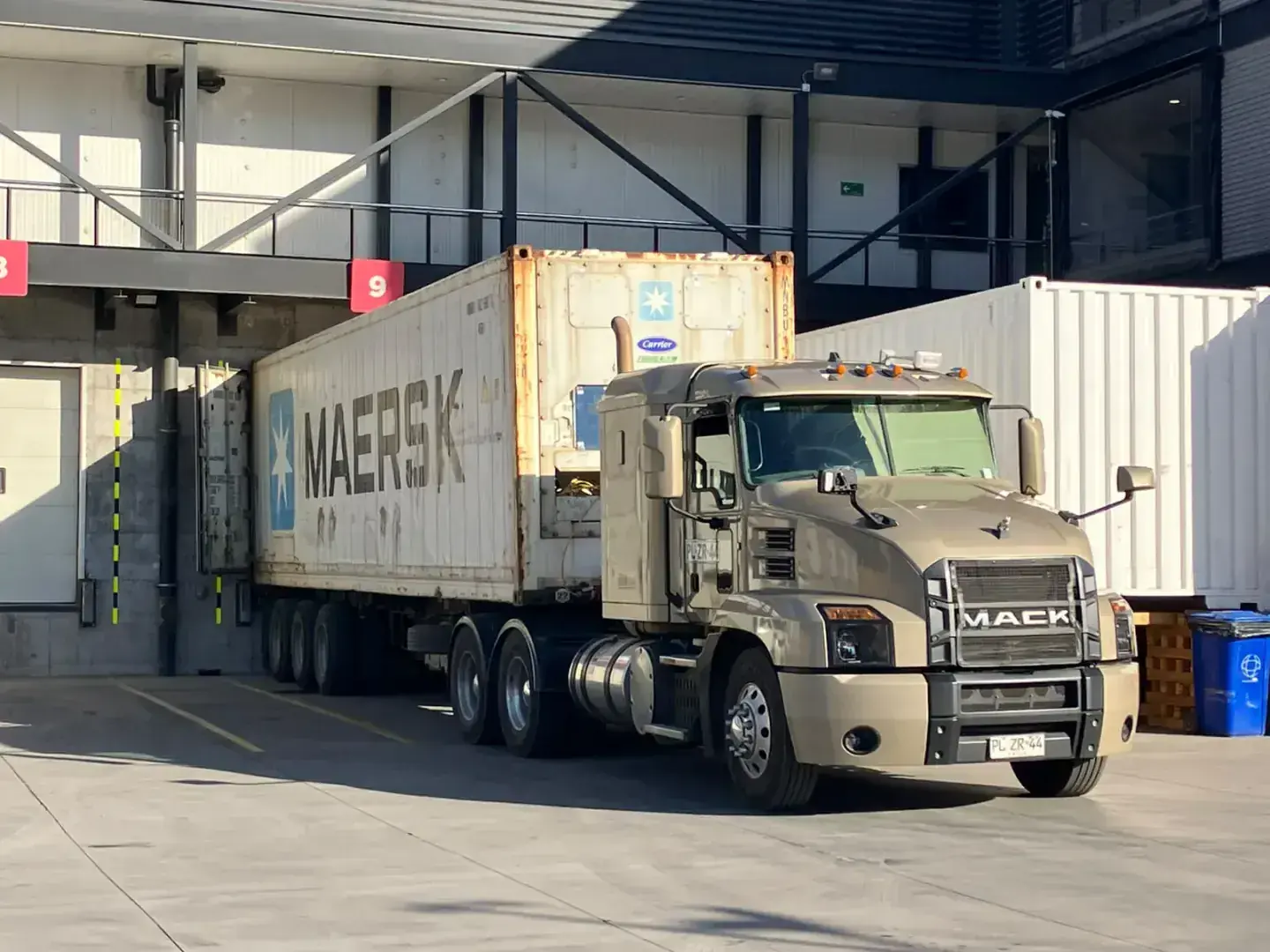Camión Mack Transelva transportando contenedor reefer en Chile